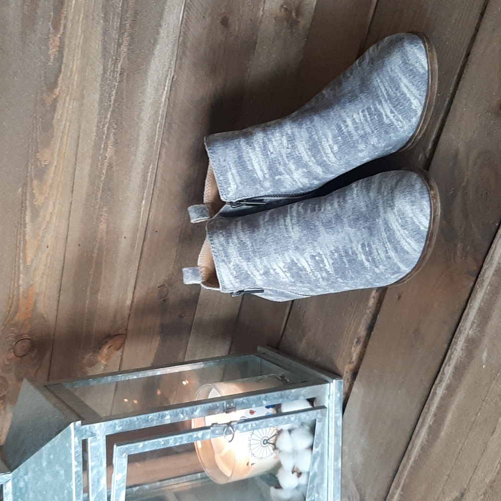 Lucky brand bootie sz 9